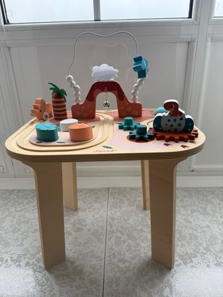 Mesa de actividades Janod para bebés