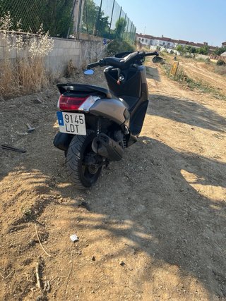 Yamaha NMAX gris
