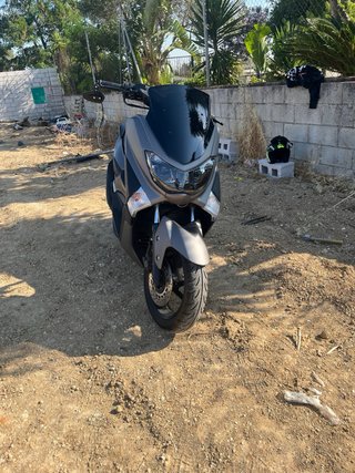 Yamaha NMAX gris