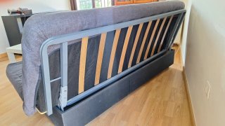 Sofá cama libro gris con 4 cojines