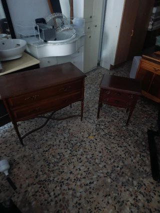 Cómoda y mesita de noche de madera