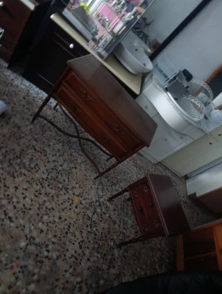 Cómoda y mesita de noche de madera