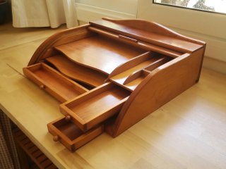 Organizador de escritorio de madera con persiana