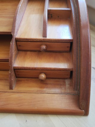 Organizador de escritorio de madera con persiana