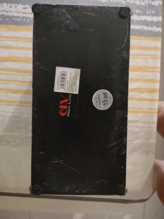 Caja de almacenamiento blanca con detalles platead