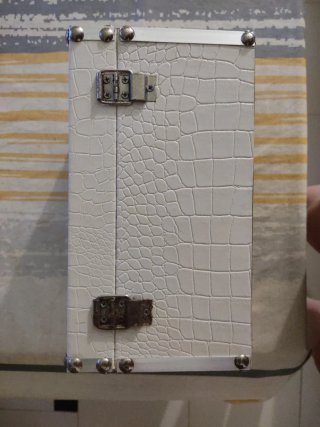 Caja de almacenamiento blanca con detalles platead