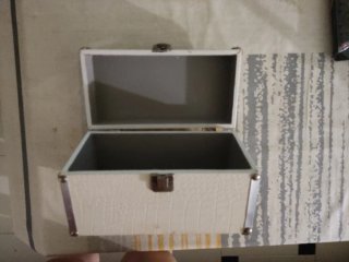 Caja de almacenamiento blanca con detalles platead