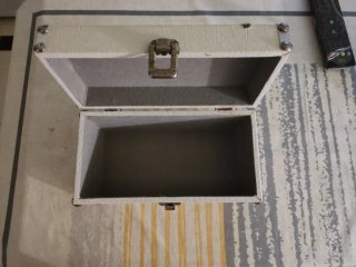 Caja de almacenamiento blanca con detalles platead