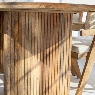 Mesa de comedor de madera
