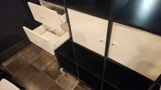 Estantería Kallax modular negra y beige