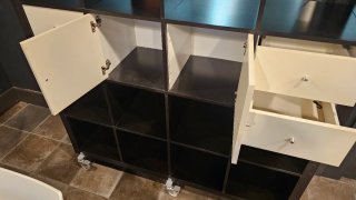 Estantería Kallax modular negra y beige