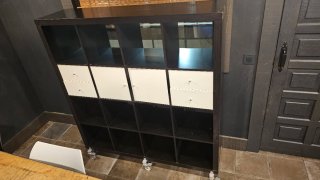 Estantería Kallax modular negra y beige