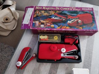 Máquina de coser portátil roja