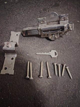 Cerrojo Facc con llave y tornillos