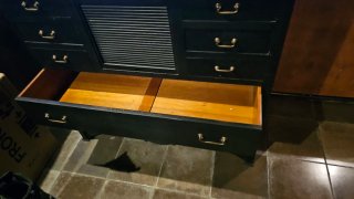 Mueble de madera maciza negro