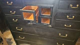 Mueble de madera maciza negro