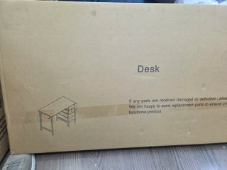 Mesa de escritorio de madera y metal