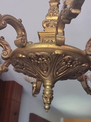 Lámpara de bronce tallado