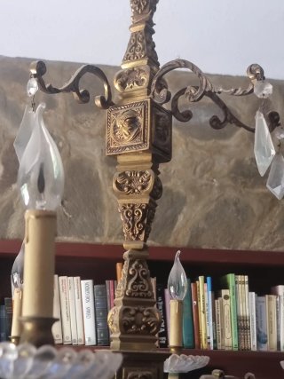 Lámpara de bronce tallado