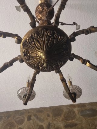 Lámpara de bronce tallado