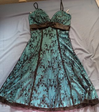 Vestido fiesta corto con encaje negro