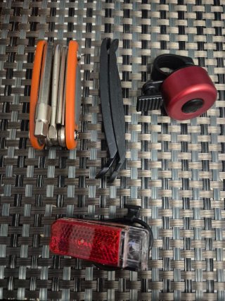Bolsa para sillín de bicicleta con accesorios.