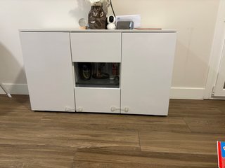 Mesa TV con almacenaje para copas y vasos