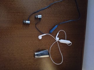 Set accessori elettronici: cavi, auricolari