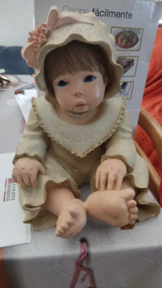Figura niña escayola