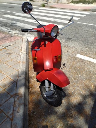 Vespa 125 Roja Scooter