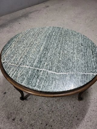 Mesa baja redonda de marmol y madera
