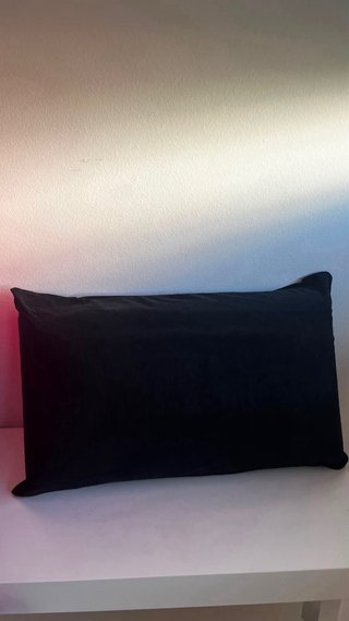 Mesita de salón, cojines, estanterías