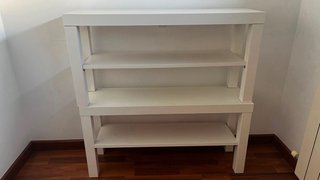 Mesita de salón, cojines, estanterías