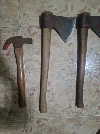 2 hachas y 1 martillo