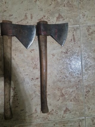2 hachas y 1 martillo