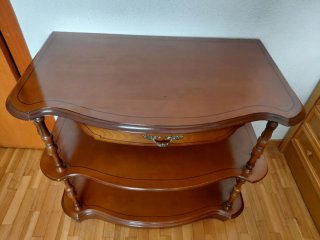 Mesa auxiliar de madera con 3 baldas