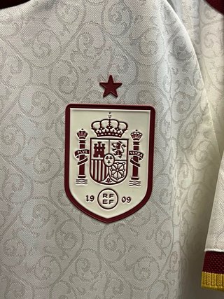 Camiseta blanca y roja España Pedri