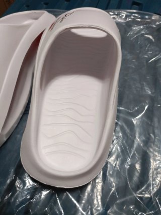 Chanclas blancas y rojas