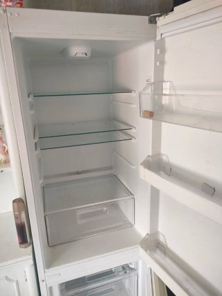 Frigorífico blanco con pegatinas
