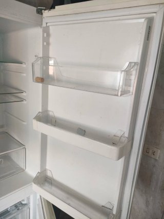 Frigorífico blanco con pegatinas