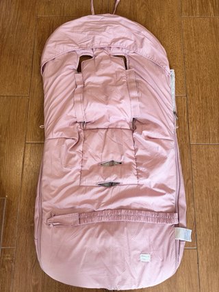 Saco de bebé gris y rosa MAYORAL