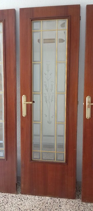 Puertas de madera con vidriera