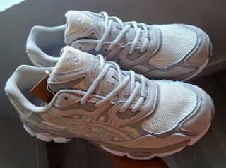 Asics grises y blancas