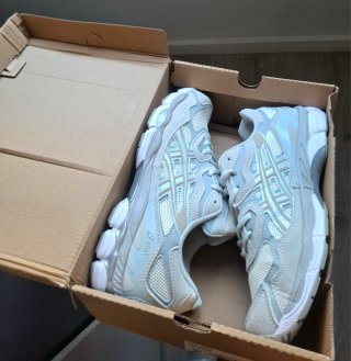 Asics grises y blancas