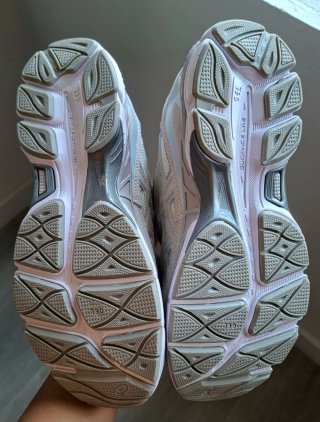 Asics grises y blancas