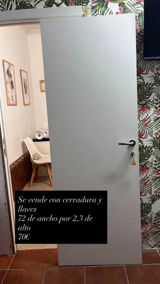 Puerta de paso con cerradura y llaves