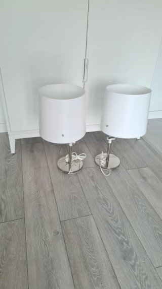 Lámparas regulables plateadas y blancas