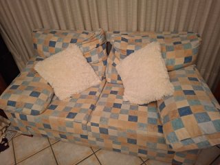 2 Sofás de tela y plumón  Uno de tres Otro de dos