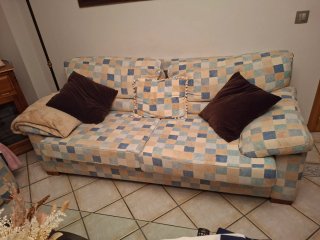 2 Sofás de tela y plumón  Uno de tres Otro de dos