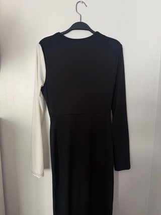 Vestido largo bicolor con cortes